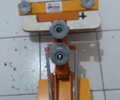 Berço com suporte para serigrafia, com uma garra com mola